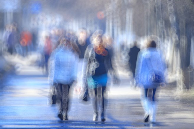 blurred background defocusing city people crowd